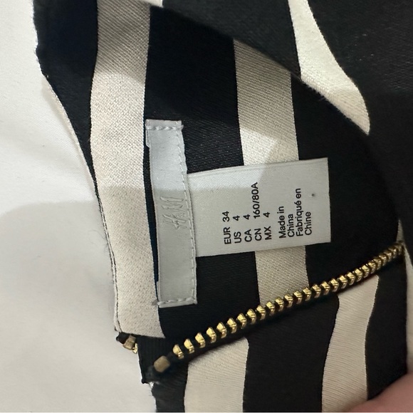 Black and white H&M dress. Size 4, fits like XS - Picture 2 of 3